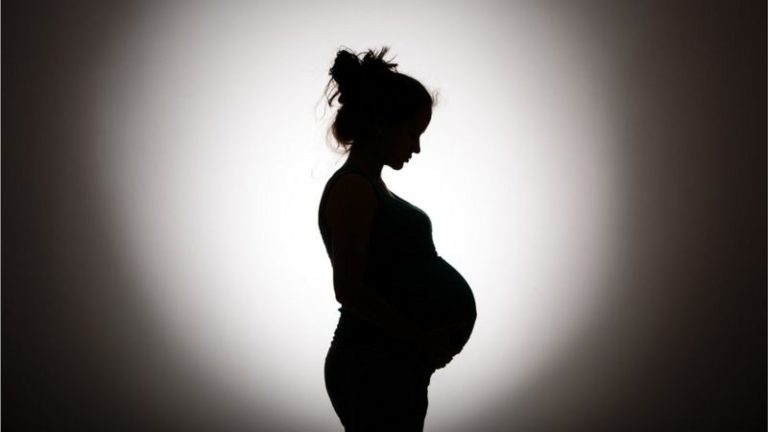Nënat flasin për dhunën obstetrike, shteti hesht, Avokati i Popullit gjeti shkelje të të drejtave të njeriut