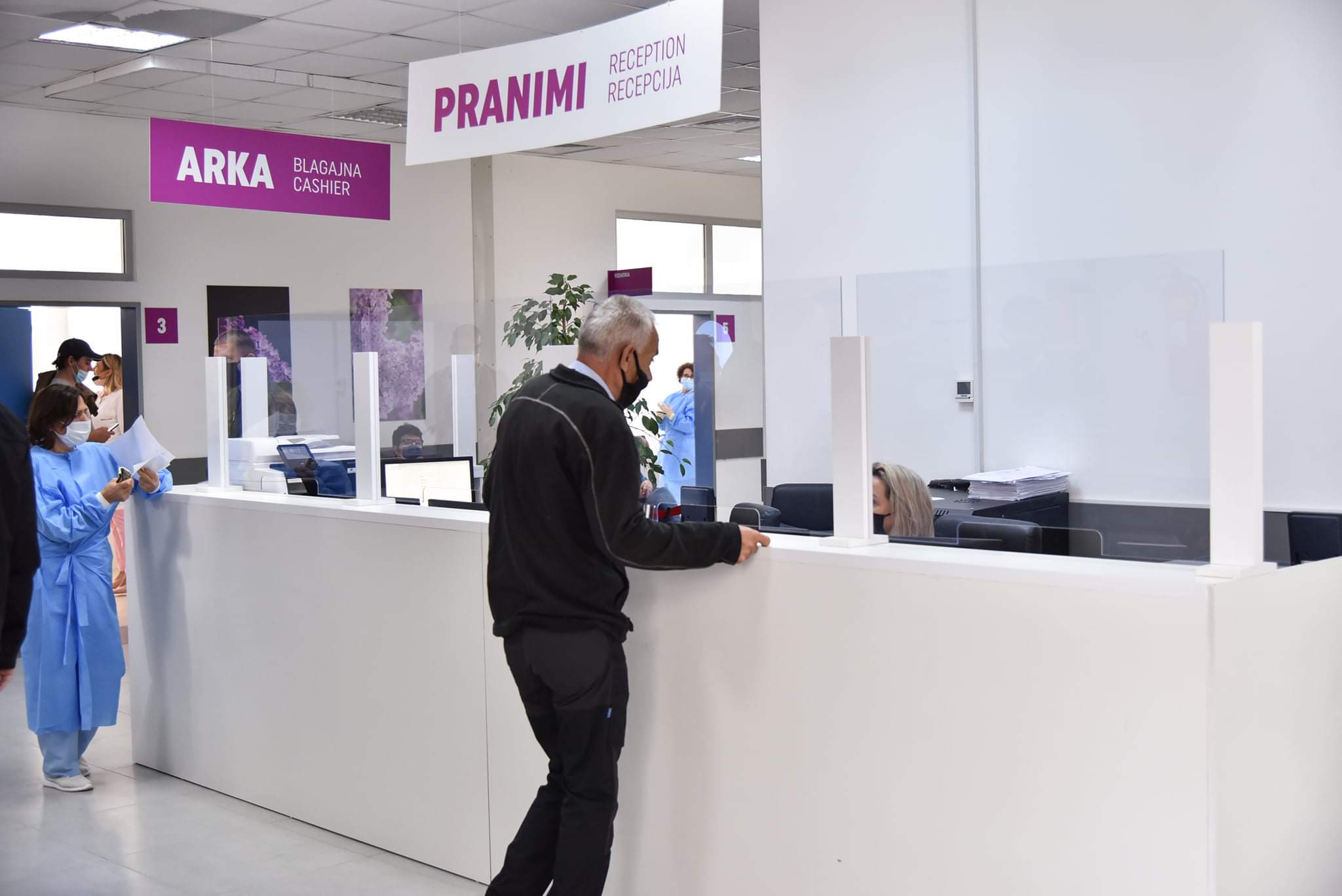 Rënia e shpeshtë e sistemit të termineve në Ambulancën Specialistike frustron pacientët