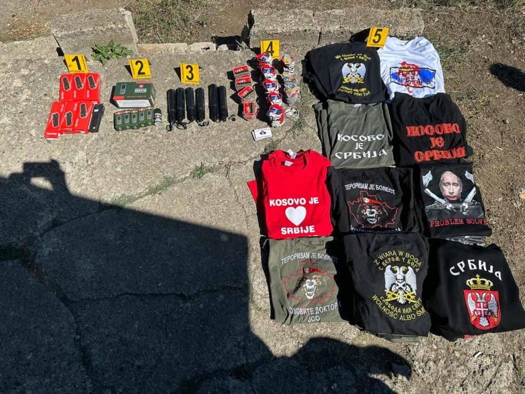 Policia kryen bastisje në veri të vendit, sekuestron veshje me mbishkrime nacionaliste serbe