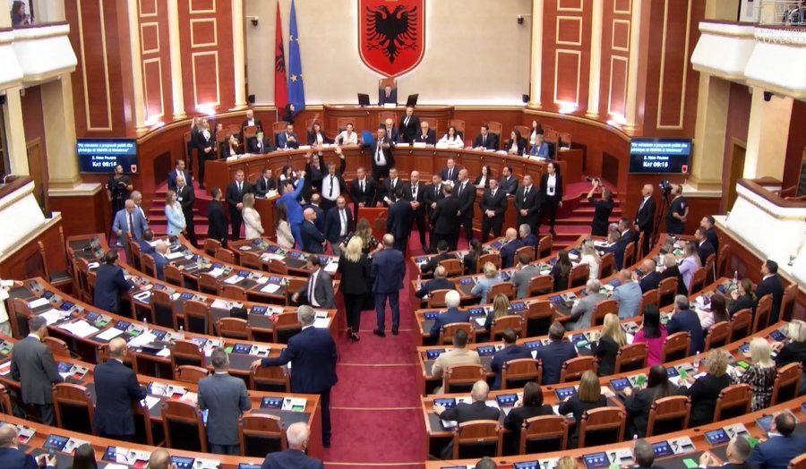 Përplasje në parlamentin shqiptar - PS voton programin e “Rama 4 “, mbyllet seanca