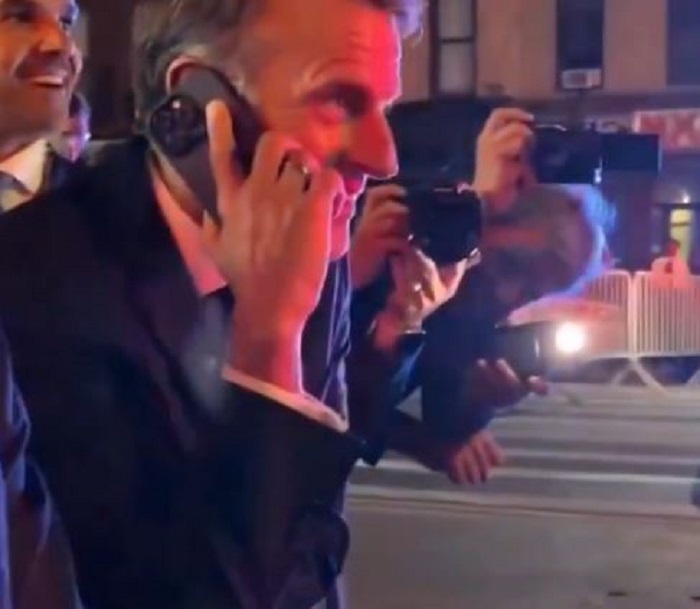 Policia e ndaloi derisa kalonte eskorta e Trump, Macron e telefonon dhe qesh: Po pres në rrugë për shkak tëndin