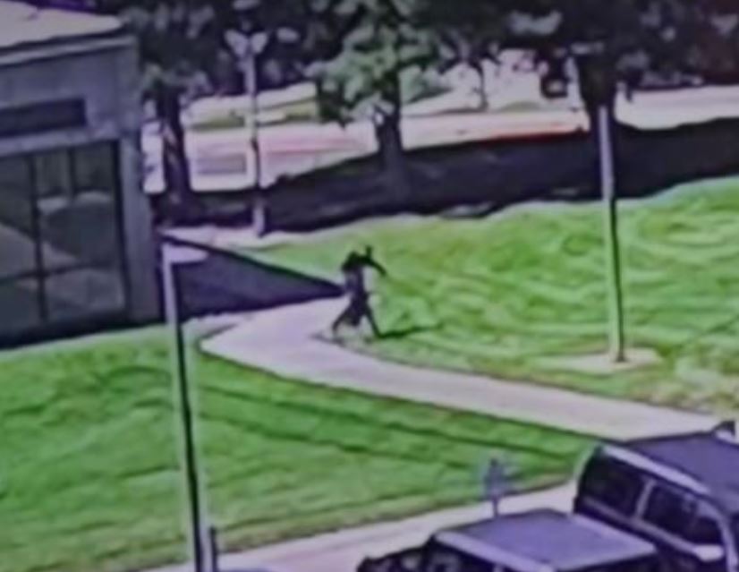 Publikohet videoja e arratisjes së të dyshuarit për vrasjen e Charlie Kirk