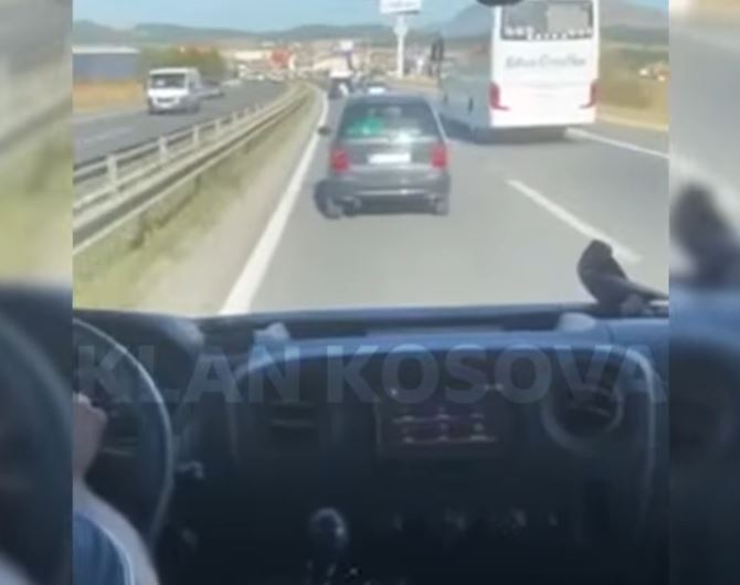 Ambulanca me urgjencë në rrugë, mbetet “peng” i veturës (VIDEO)