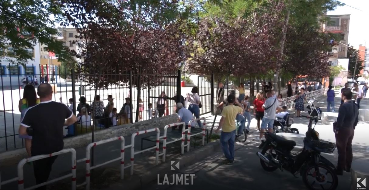 Rendi në Shqipëri, mbyllen kafiteritë përskaj shkollave (VIDEO)