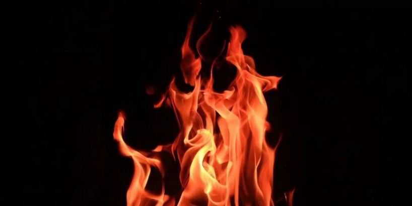 Zjarri del jashtë kontrollit në Novobërdë, derisa gruaja po gatuante