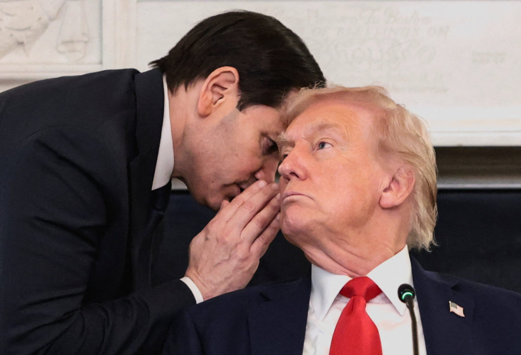"Marrëveshja u arrit" - momenti kur Rubio i pëshpërit në vesh Trumpit