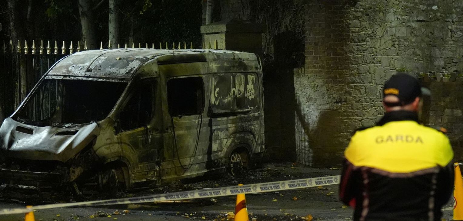 Helikopteri i policisë u shënjestrua me laser nga turma në Dublin