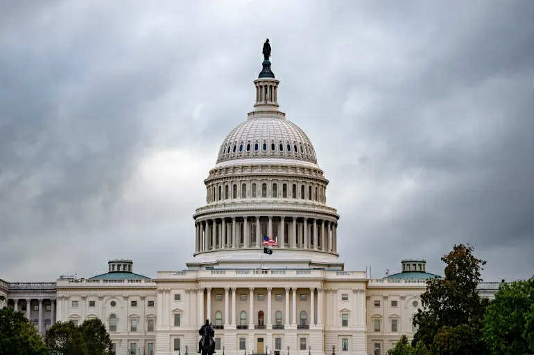 Trump kërcënon me ndërprerjen e programeve të demokratëve, garanton fonde për ushtrinë