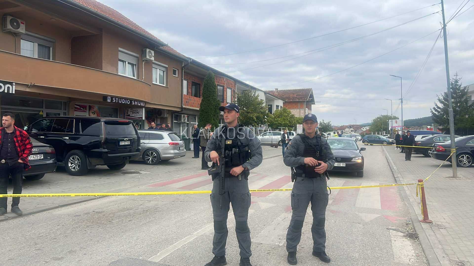 Të shtëna me armë zjarri para qendrës së votimit në Komoran (VIDEO)