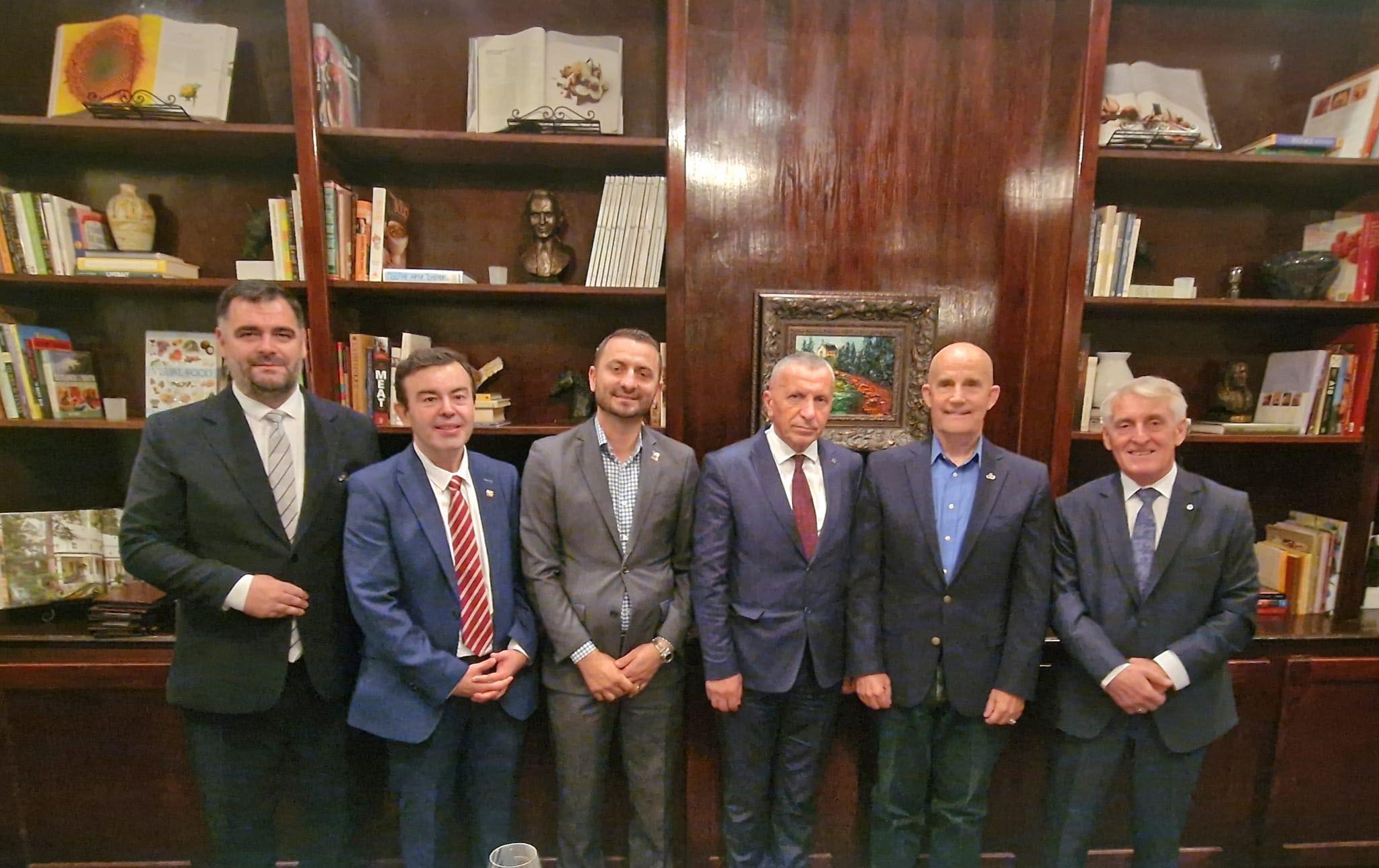 Kamberi në ShBA: Standardet për serbët në Kosovë të zbatohen edhe për shqiptarët në Serbi