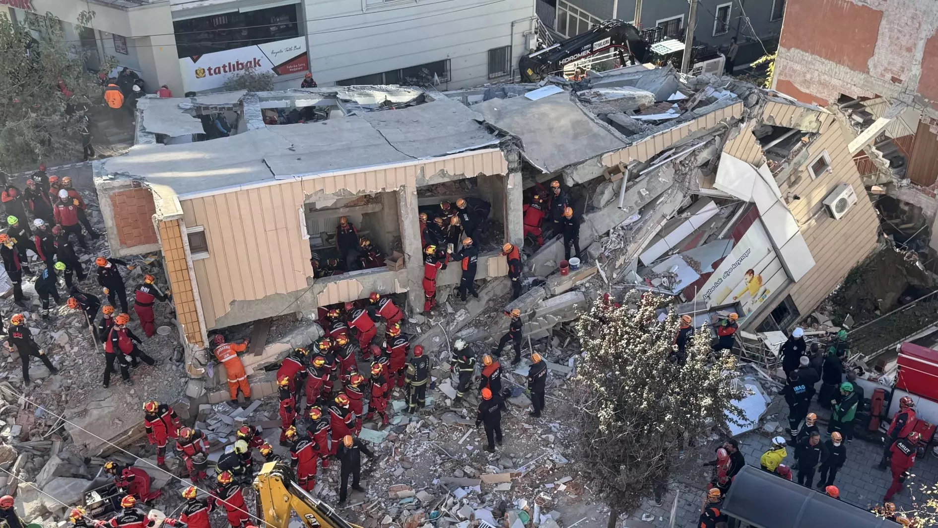 Shembet ndërtesa 7 katëshe në Stamboll, pesë persona të bllokuar nën rrënoja