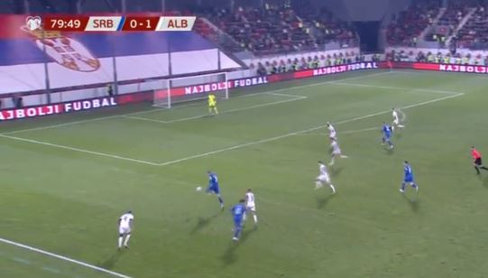 Serbët plot racizëm, e shfaqin banerin “Kosova është Serbi” në stadium
