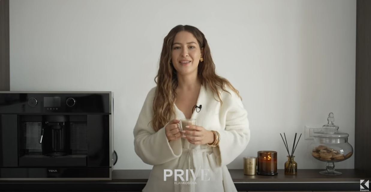 Hajnat tentuan t’ia thyenin derën, Françeska Murati hap dyert e shtëpisë së re (VIDEO)