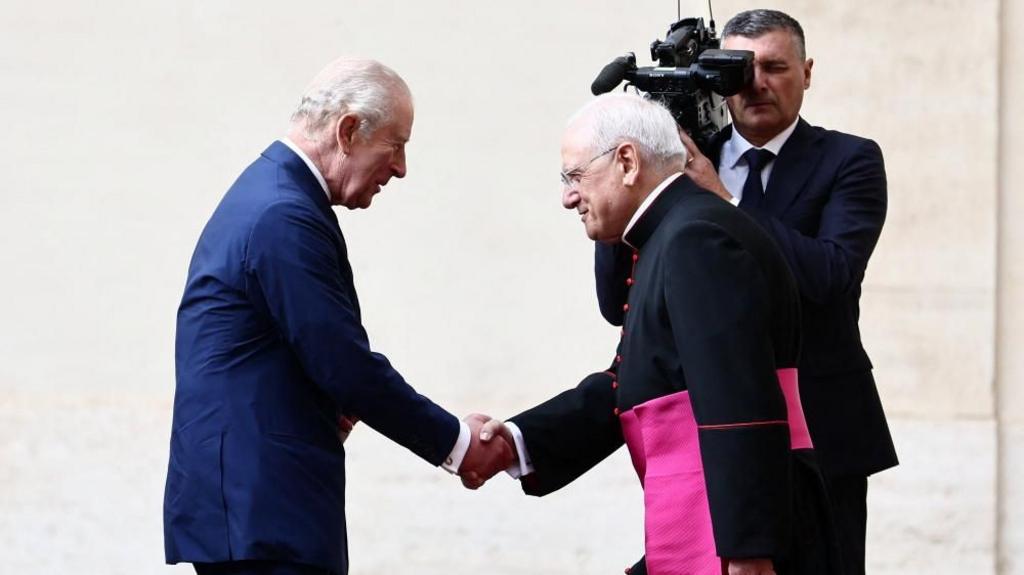 Mbreti Charles mbërrin në Vatikan për t'u takuar me Papa Leon