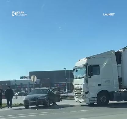 Aksident te Zona Industriale mes një veture dhe kamioni (VIDEO)