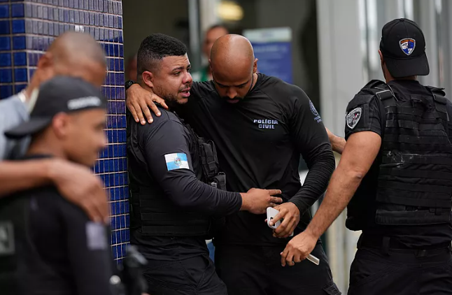Bastisje e policisë braziliane ndaj një bande trafikantësh droge në Rio, të paktën 64 të vdekur