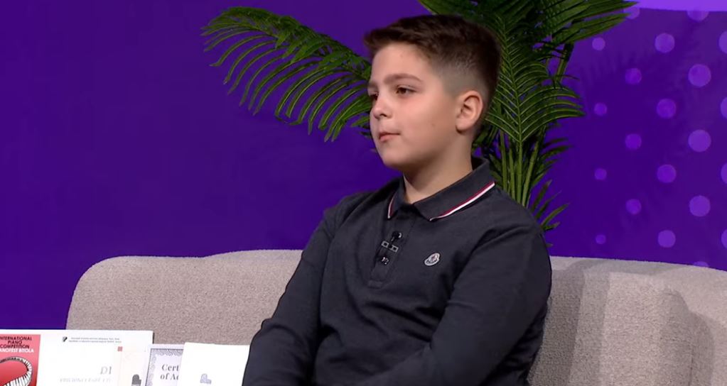 Lir Hajrizi, 12 vjeçari pianist që po shkëlqen në arenën ndërkombëtare (VIDEO)