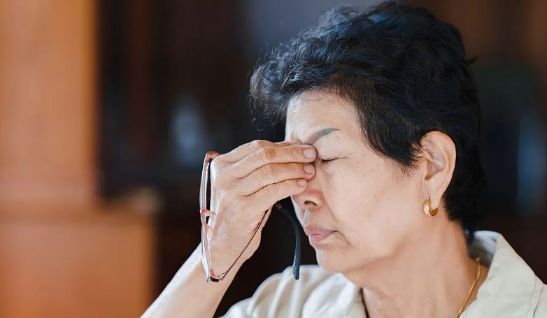 Studim i ri: Implanti i vogël i syrit rikthen shikimin tek pacientët me pika të verbëra të pashërueshme