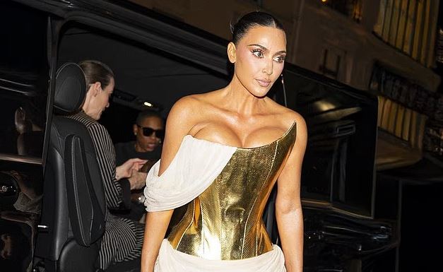 Kim Kardashian i vjedh përsëri stilin Naomi Campbell