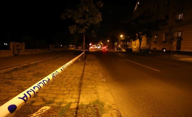 Babai i derdh benzinë ​​të birit dhe i vë flakën, e shpëton nëna