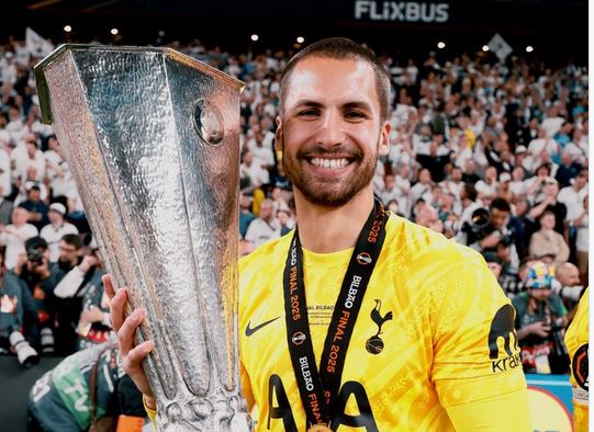 Ish-portieri 26-vjeçar i Tottenhamit lë futbollin për artin