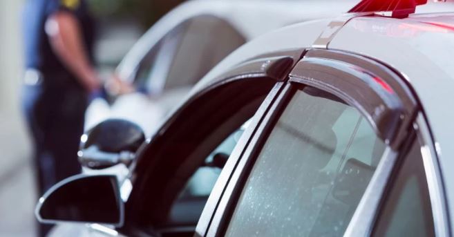 Mosmarrëveshja në trafik përfundon me kanosje me armë – arrestohet një person