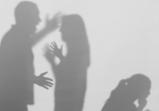 Konflikt familjar në Istog, burri i kërkon gruas të largohet nga shtëpia