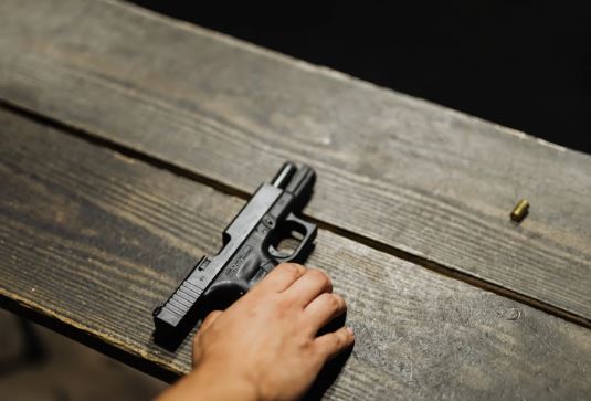 Të shtëna me armë zjarri në Vushtrri, të dyshuarit i konfikohen 14 copë fishekë