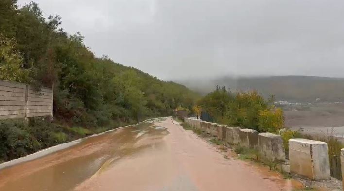 Moti i lig shkakton telashe në Rrugën e Kombit