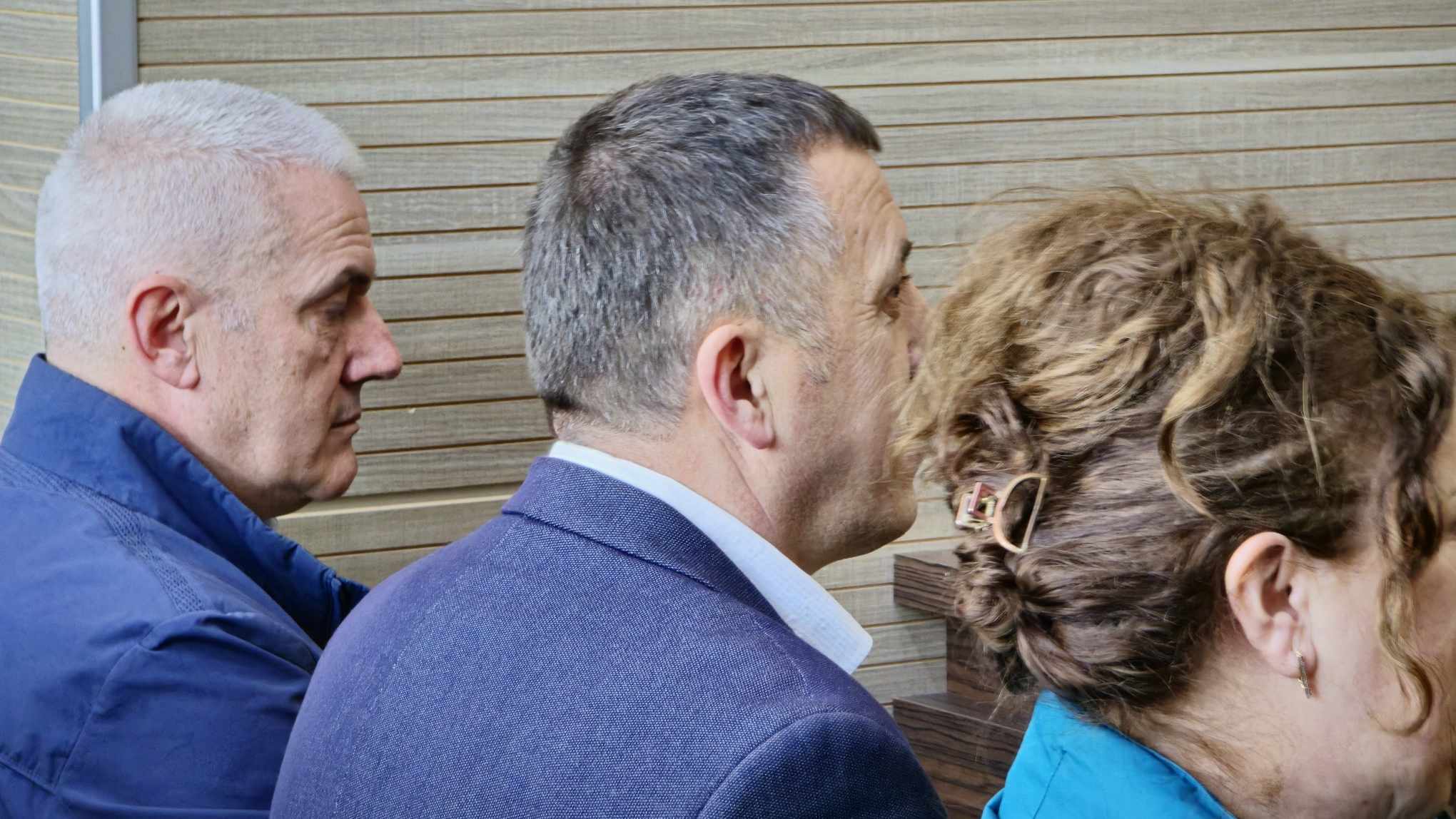 Sveçla, pavarësisht urdhrit për sjelle me detyrim, mungon në seancën për gazin lotsjellës