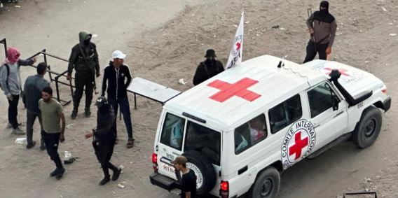 Mediat izraelite raportojnë se pengjet e para iu dorëzuan Kryqit të Kuq