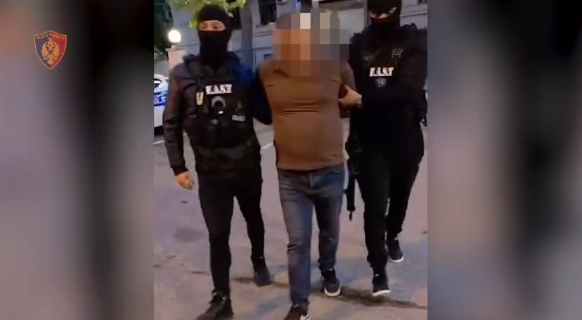 Tiranë: Prangoset 49-vjeçari që kultivoi bimë narkotike në Kosovë
