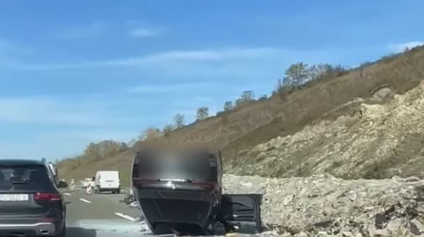 Vetaksident në autostradën “Ibrahim Rugova”, lëndohet një person