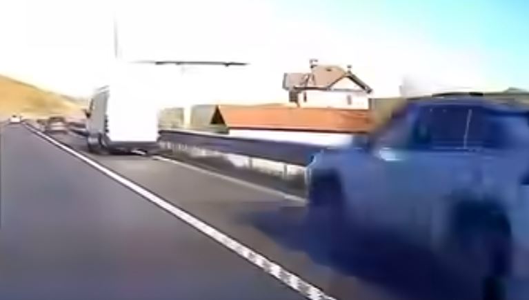Grabitja e armatosur në Duhël, të dyshuarit vodhën zarfe të mbushura me para
