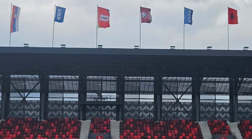 Përballja Serbi - Shqipëri, rivendoset flamuri shqiptar në stadium