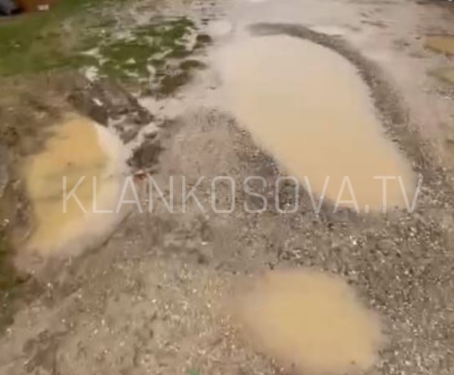 Një rrugë e Gjakovës në gjendje të mjerueshme sa herë që bie shi (VIDEO)