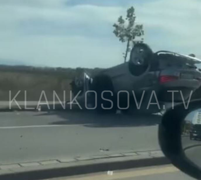 Aksident në Lipjan, vetura përfundon e rrokullisur (VIDEO)