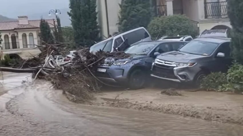 Pamje nga përmbytjet masive nga reshjet e dendura të shiut në Bullgari