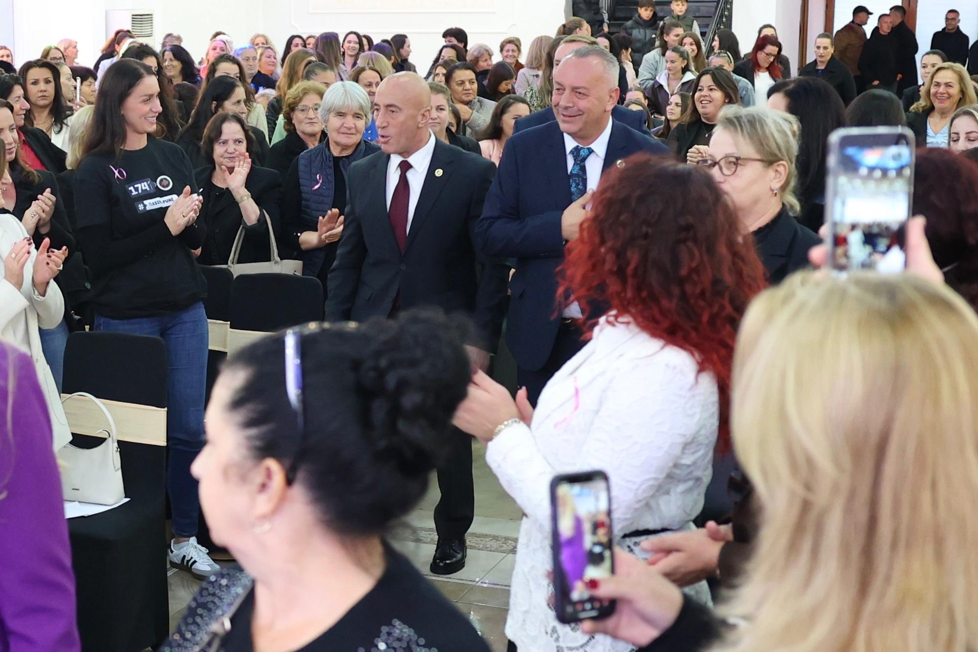 Haradinaj takon gratë deçanase: Kanë dhënë kontribut të jashtëzakonshëm në përpjekjet për liri