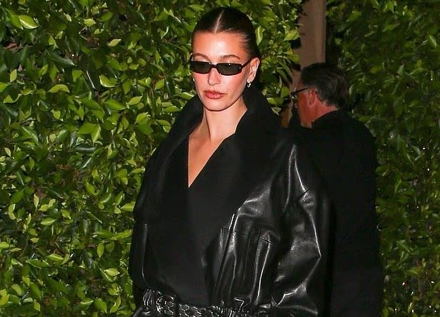 Hailey Bieber del pa pantallona rrugëve të Los Angeles