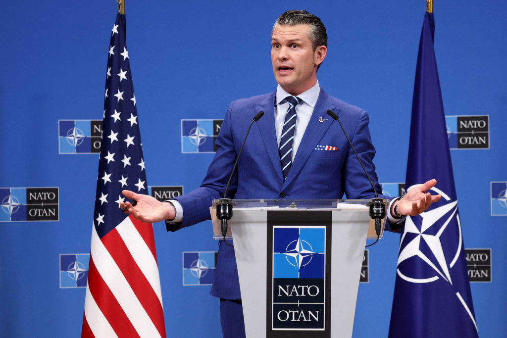 Hegseth u kërkon aleatëve të rrisin shpenzimet për blerjen e armëve amerikane për Kievin