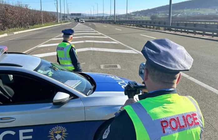 Audi "fluturon" me 115 km/h në fshatin Mirosalë, policia ia ndal hovin 29-vjeçarit