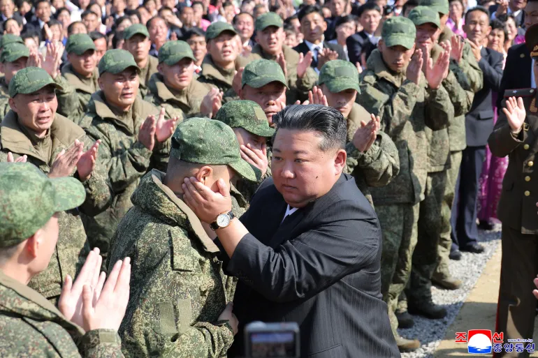 Kim Jong Un lavdëron aleancën ushtarake me Rusinë, nderon “çliruesit” e Kurskut