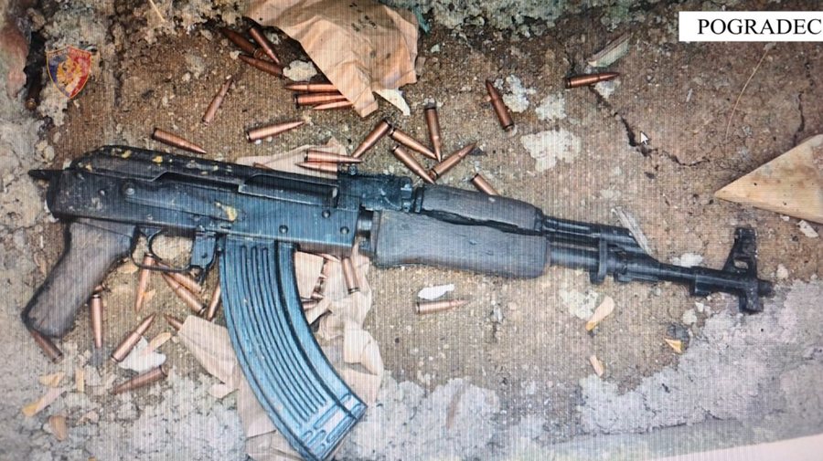 Dy 16-vjeçarë qëlluan me armë drejt një banese, kallashnikovin e fshehën në varreza
