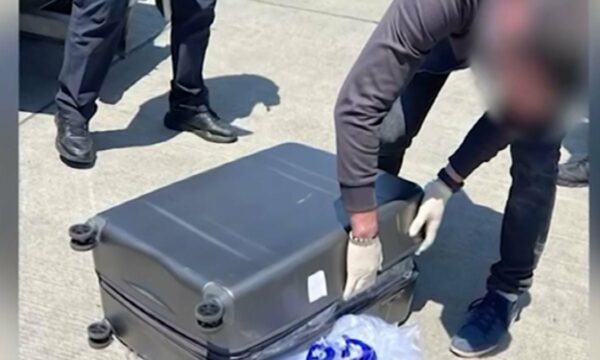 Kapen mbi 60 kilogramë drogë në Rinas, në pranga dy kinezë (VIDEO)