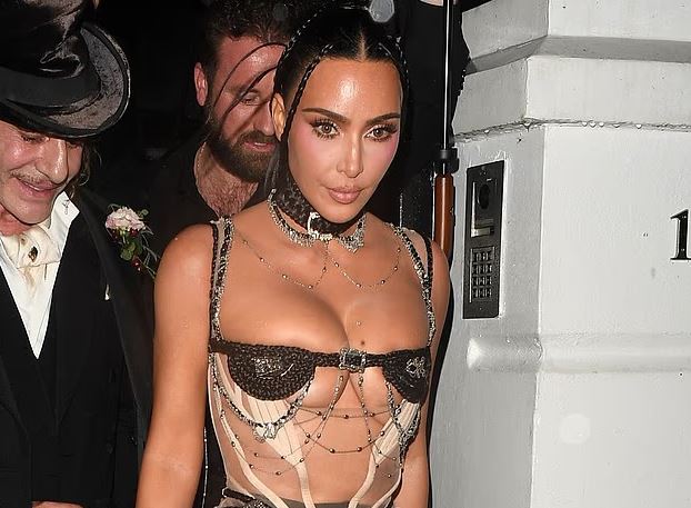 Kim Kardashian tërheq vëmendjen në Londër