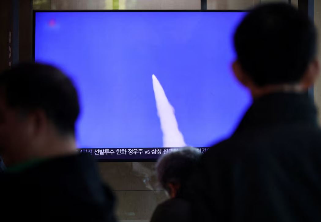 Koreja e Veriut lëshon raketa balistike ndërsa Trumpi përgatitet për udhëtimin në Azi