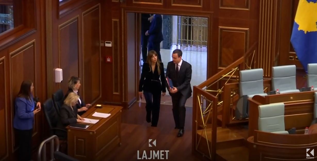 Aq sa merrte vota Haxhiu për kryekuvendare, aq edhe shefi i saj për qeveri (VIDEO)