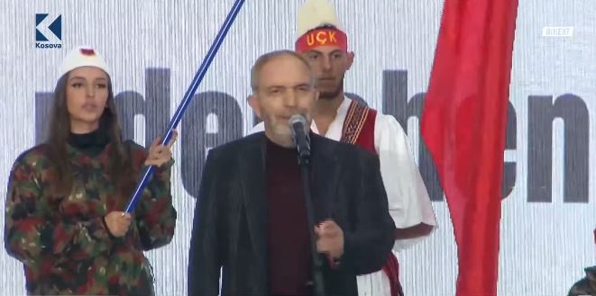 Llesh Nikolla emocionon protestuesit me poezinë “Zgjohu Kosovë” (VIDEO)