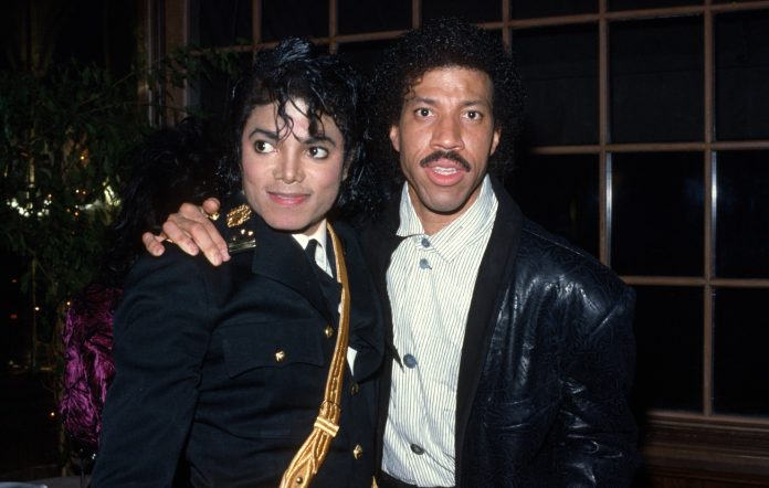 Michael Jacksonit i vinte era e keqe se nuk i ndërronte rrobat me ditë, zbulon Lionel Richie